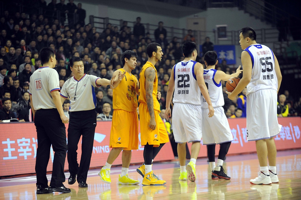 篮球比赛激烈的竞争让人目不暇接