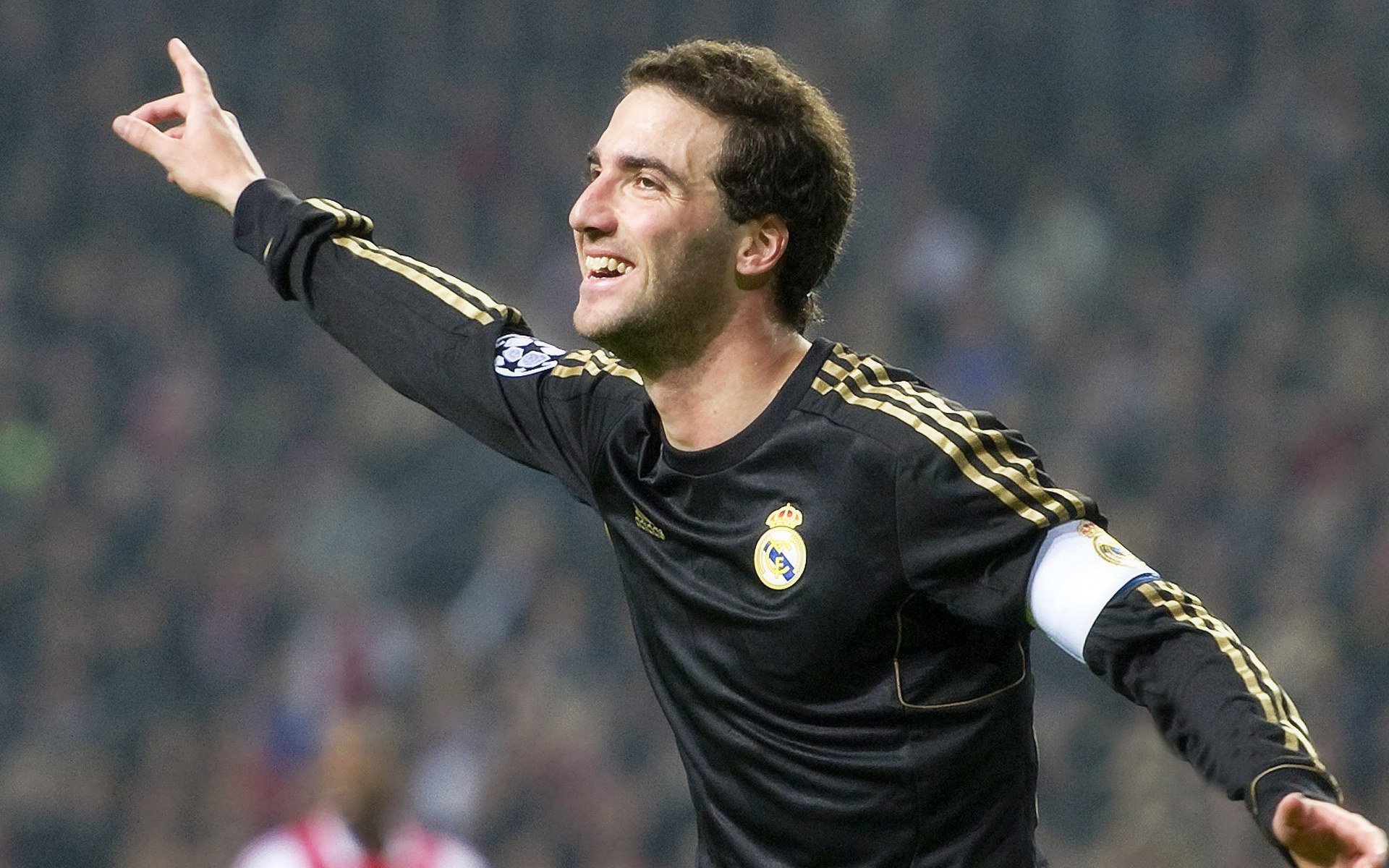 重要助攻引发热议！，梅西在皇家马德里比赛中领先优势明显观众掌声雷动